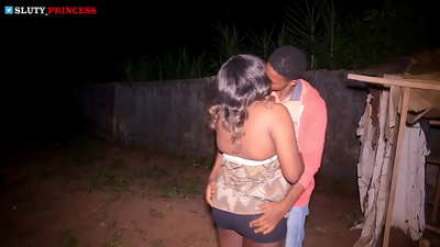 גאַס ראָמאַנס און הייס געשלעכט מיט אַ דיקלעך מיידל פון דעם קלוב